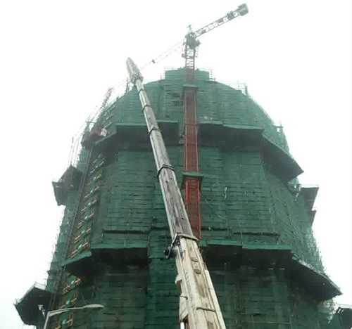 陵川吊车在工地上作业